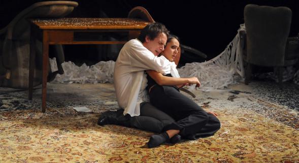 
Cécile Garcia Fogel (Lucile), Pierre François Garel (Damis), amoureux qui veulent s’ignorer. Photo Anne Nordmann
