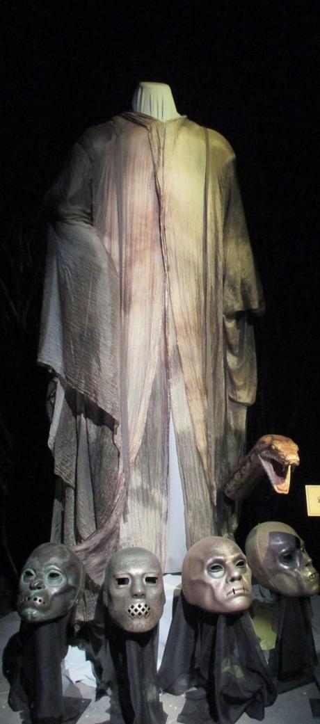 Costume de Voldemort et prototype de la tête de Naguini