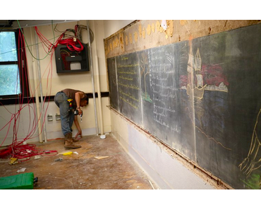 Incroyable découverte derrière un vieux tableau noir (photos et vidéo)