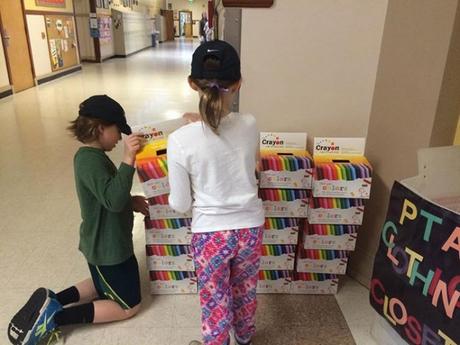 Il recycle les crayons Crayola pour les enfants hospitalisés