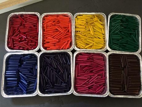 Il recycle les crayons Crayola pour les enfants hospitalisés