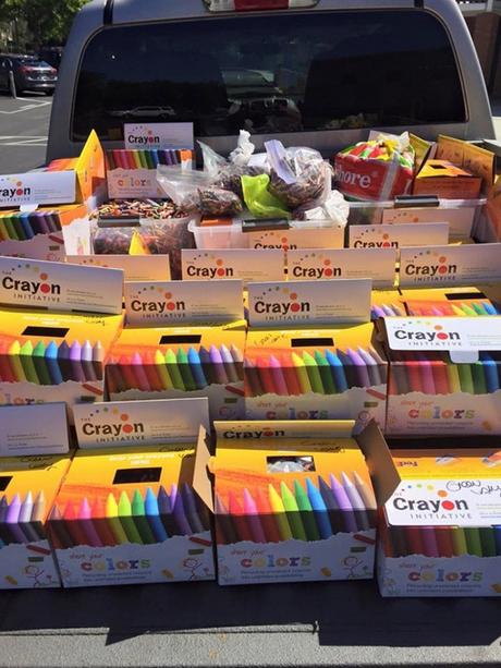 Il recycle les crayons Crayola pour les enfants hospitalisés