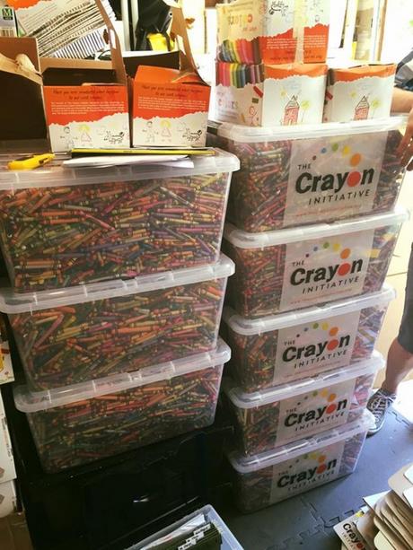 Il recycle les crayons Crayola pour les enfants hospitalisés