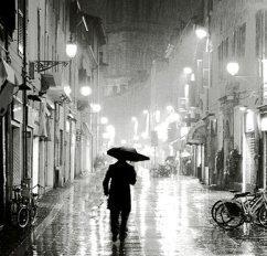 Sous la pluie, un texte de Luc Lavoie…