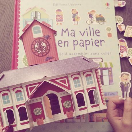 Maquette en papier la mairie de Ma ville en papier (éditions Usborne)