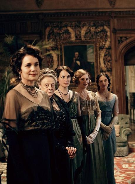 Elizabeth McGovern, Maggie Smith, Michelle Dockery, Laura Carmichael and Jessica Brown Findlay in Downton Abbey: 