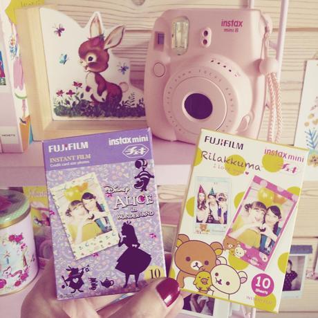 Instax mini rose - Fujifilm Alice in Wonderland et Rolakkuma