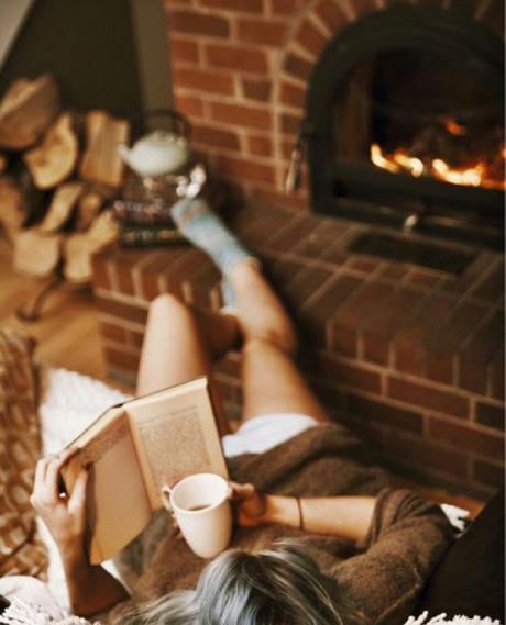 Lire un livre au coin du feu, avec thé,café,chocolat...: 