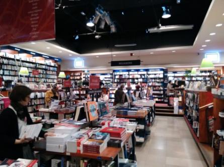 Librairie La Procure à Paris huysmans, dan brown,