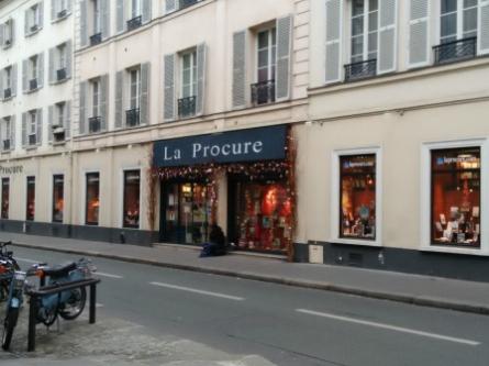 Librairie La Procure à Paris huysmans, dan brown,